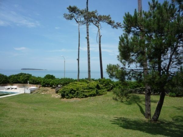 Importante casa en venta frente al mar, vistas increíbles a toda la Bahia.